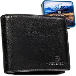Poziomy portfel męski ze skóry naturalnej w czarnym kolorze w zestawie z brelokiem - Peterson. Czarne portfele Peterson, bez wzorów, ze skóry. Za 99.99 zł.