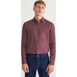 Koszula slim fit z drobnym wzorem - Bordowy. Czerwone koszule Reserved, l, bez wzorów, bez kołnierzyka, bez ramiączek. Za 89.99 zł.