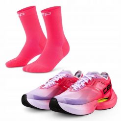 Zestaw biegacza: męskie buty sportowe i skarpety biegowe. Czerwone buty do biegania CEP, bez wzorów. Za 907.20 zł.