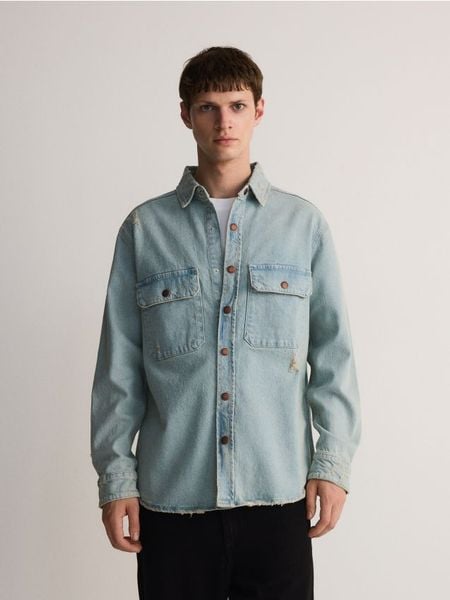 Jeansowa koszula comfort fit - niebieski. Niebieskie koszule Reserved, l, bez wzorów, z bawełny, bez kołnierzyka, bez ramiączek. W wyprzedaży za 69.99 zł.