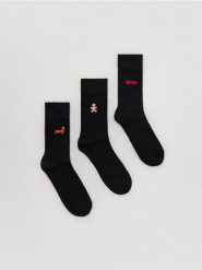 3 pack skarpet ze świątecznym motywem - czarny. Czarne skarpety Reserved, bez wzorów. Za 39.99 zł.