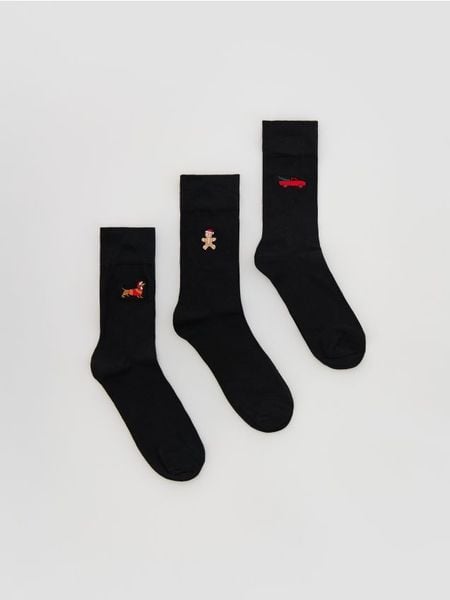 3 pack skarpet ze świątecznym motywem - czarny. Czarne skarpety Reserved, bez wzorów. Za 39.99 zł.