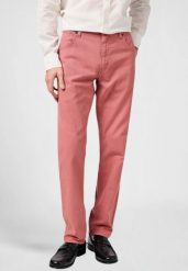 MESKIE SPODNIE WRANGLER GREENSBORO DESERT ROSE 112362445. Czerwone spodnie materiałowe Wrangler, l, bez wzorów, z materiału. Za 219.99 zł.