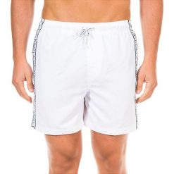 Szorty kąpielowe w kolorze białym. Klapki marki CALVIN KLEIN. W wyprzedaży za 173.95 zł.