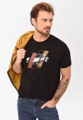 Czarny t-shirt z printem, Comfort Fit, T-SITE. Czarne t-shirty Volcano, l, bez wzorów, z bawełny, bez kołnierzyka, bez ramiączek. Za 69.99 zł.