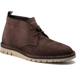 Trzewiki TOMMY HILFIGER - Suede Desert Boot FM0FM02198 Coffee Bean 212. Botki sznurowane marki Tommy Hilfiger. W wyprzedaży za 459.00 zł.
