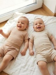 Bawełniane szorty 2 pack - beżowy. Brązowe krótkie spodenki sportowe Sinsay, l, bez wzorów, z bawełny. W wyprzedaży za 14.99 zł.