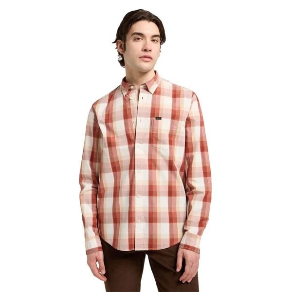 MESKA KOSZULA LEE LEE BUTTON DOWN RED CLAY PLAID 112370545. Czerwone koszule Lee, xl, bez wzorów, bez kołnierzyka, bez ramiączek. Za 169.99 zł.