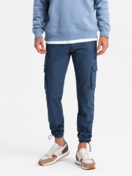 Spodnie męskie cargo STRAIGHT LEG z trójkątnym pinem na kieszeni – ciemnoniebieskie V4 OM-PACG-0196 - XXL. Niebieskie spodnie materiałowe Ombre Clothing, na co dzień, l, bez wzorów, z bawełny, eleganckie. Za 137.99 zł.