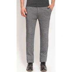 SPODNIE DŁUGIE MĘSKIE. Szare spodnie materiałowe marki TOP SECRET, bez wzorów, z dzianiny, eleganckie, długie. W wyprzedaży za 59.99 zł.