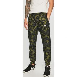 Nike Sportswear - Spodnie. Zielone spodnie materiałowe Nike Sportswear, na co dzień, l, bez wzorów, z poliesteru, casualowe. Za 199.90 zł.