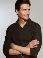 Koszula regular z lnem - ciemnobrązowy. Brązowe koszule Reserved, l, bez wzorów, z bawełny, bez kołnierzyka, bez ramiączek. Za 139.99 zł.