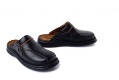JOSEF SEIBEL 10999 26 611 Klaus schwarz/cognac, klapki męskie. Czarne klapki Josef Seibel, ze skóry. Za 239.92 zł.