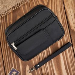 Saszetka męska skórzana do ręki czarna klasyczna Abruzzo ABR-07. Czarne torby na ramię bez wzorów, ze skóry, do ręki, bez dodatków. Za 99.99 zł.