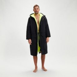 Kurtka płaszcz unisex Speedo Change Robe. Czarne szlafroki Speedo, m, bez wzorów, z materiału, bez ramiączek, długie, bez kaptura. Za 1,301.98 zł.
