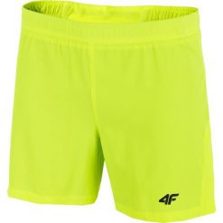 Spodenki do biegania męskie SKMF203 - soczysta zieleń neon. Krótkie spodenki sportowe marki 4F. W wyprzedaży za 99.99 zł.