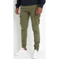 Khaki Spodnie Bojówki Neaera. Brązowe joggery i bojówki Born2be, l, bez wzorów, z bawełny, sportowe. W wyprzedaży za 119.99 zł.