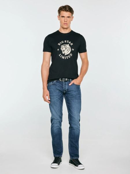 Koszulka męska z kontrastowym nadrukiem czarna renner 906. Czarne t-shirty BIG STAR, l, bez wzorów, z bawełny, bez kołnierzyka, bez ramiączek. Za 99.99 zł.