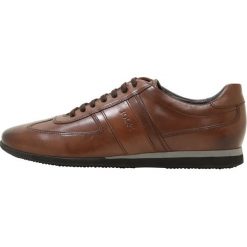 JOOP! HERNAS Sneakersy niskie brown. Buty sportowe casual marki JOOP!. W wyprzedaży za 401.40 zł.