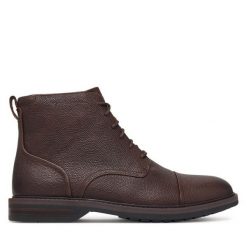 Trzewiki Clarks. Brązowe botki sznurowane Clarks, bez wzorów, bez obcasa, bez zapięcia. Za 569.99 zł.