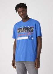 MĘSKI T-SHIRT WRANGLER SS CAR TEE WRANGLER BLUE W7APGFX05 112131358. Niebieskie t-shirty Wrangler, m, bez wzorów, bez kołnierzyka, bez ramiączek. Za 69.99 zł.