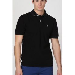 Koszulka polo w kolorze czarnym. Bezrękawniki marki The Time of Bocha, Polo Team. W wyprzedaży za 69.95 zł.