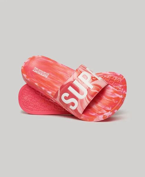 Superdry Marble Pool Sliders - klapki basenowe w marmurkowy wzór – HYPER FIRE. Czerwone klapki Superdry. Za 119.70 zł.
