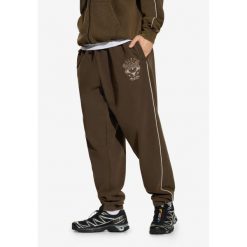 Spodnie dresowe męskie Prosto Athletic. Brązowe szorty Prosto., m, bez wzorów, z dresówki. W wyprzedaży za 176.99 zł.