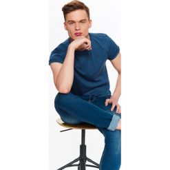 T-SHIRT MĘSKI Z OKRĄGŁYM DEKOLTEM ZE STRUKTURALNEJ DZIANINY. T-shirty marki TOP SECRET. W wyprzedaży za 9.99 zł.