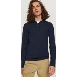 Gładki t-shirt z długim rękawem - Granatowy. Bluzki z długim rękawem marki Reserved. W wyprzedaży za 24.99 zł.