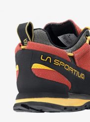 Buty podejściowe męskie La Sportiva Boulder X. Czerwone buty turystyczne La Sportiva, bez wzorów, z gumy, bez zapięcia, trekkingowe. Za 643.49 zł.