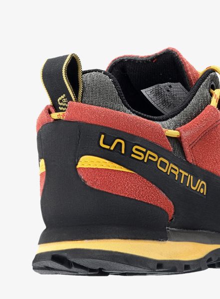 Buty podejściowe męskie La Sportiva Boulder X. Czerwone buty turystyczne La Sportiva, bez wzorów, z gumy, bez zapięcia, trekkingowe. Za 626.99 zł.