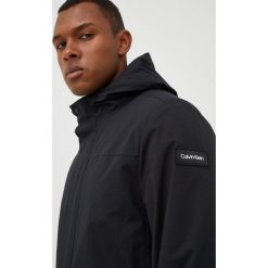 Calvin Klein Performance kurtka męska kolor czarny przejściowa. Czarne kurtki Calvin Klein Performance, l, bez wzorów, z tkaniny, z kapturem. W wyprzedaży za 979.99 zł.