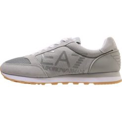 EA7 Emporio Armani HERITAGE RUNNING Sneakersy niskie grigio chiaro. Buty do biegania marki EA7 Emporio Armani, z materiału. W wyprzedaży za 447.85 zł.