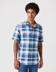 MESKA KOSZULA WRANGLER SS 1 PKT SHIRT BLUE 112350498. Niebieskie koszule Wrangler, m, bez wzorów, bez kołnierzyka, bez ramiączek. Za 99.99 zł.