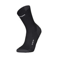 Skarpetki do biegania Kiprun Run 900 wysokie cienkie. Czarne skarpety KIPRUN, bez wzorów, z elastanu. Za 49.99 zł.