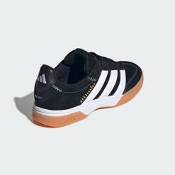 Buty Spezialist Indoor. Białe buty do biegania Adidas, bez wzorów, bez zapięcia, do biegania. Za 399.00 zł.