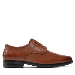 Półbuty Clarks. Brązowe eleganckie półbuty Clarks, bez wzorów, bez obcasa, bez zapięcia. Za 289.99 zł.