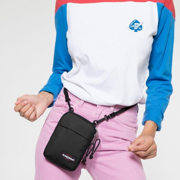 Torba na ramię Eastpak Buddy. Czarne torby na ramię Eastpak, bez wzorów, z nylonu, na ramię, bez dodatków. Za 79.00 zł.
