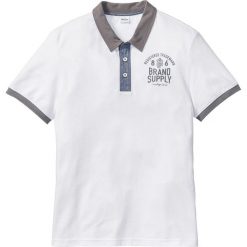 Shirt polo z fotodrukiem Regular Fit bonprix biały. Białe koszulki polo sportowe marki bonprix, z nadrukiem, z kontrastowym kołnierzykiem. Za 49.99 zł.