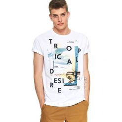 T-SHIRT Z NADRUKIEM. Białe bluzki z długim rękawem TOP SECRET, l, bez wzorów, z bawełny, bez kołnierzyka, bez ramiączek. W wyprzedaży za 29.99 zł.