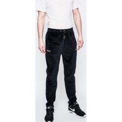Ellesse - Spodnie. Spodnie materiałowe marki Ellesse. W wyprzedaży za 129.90 zł.