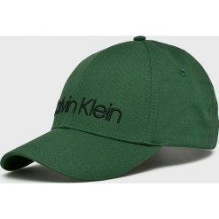Calvin Klein - Czapka. Zielone czapki z daszkiem marki CALVIN KLEIN, z bawełny. Za 139.90 zł.