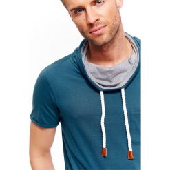 T-SHIRT MĘSKI TYPU GOLF. Niebieskie t-shirty TOP SECRET, l, bez wzorów, z bawełny, bez kołnierzyka, bez ramiączek. W wyprzedaży za 19.99 zł.