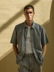 Bawełniana koszula regular fit - jasnoszary. Szare koszule Reserved, l, bez wzorów, z bawełny, bez kołnierzyka, bez ramiączek. Za 99.99 zł.