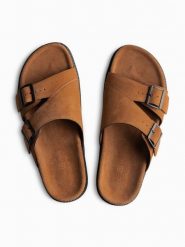 Klapki męskie z naturalnego zamszu z regulacją na klamry - camel V3 - Rozmiar: 40. Brązowe klapki Ombre Clothing, z gumy. W wyprzedaży za 229.99 zł.
