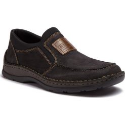 Półbuty RIEKER - 05352-03 Schwarz. Czarne eleganckie półbuty Rieker, bez wzorów, z materiału, bez obcasa, bez zapięcia. W wyprzedaży za 189.00 zł.