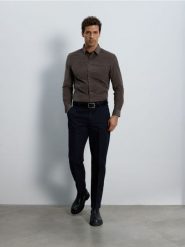 Bawełniana koszula slim fit - brązowy. Brązowe koszule Reserved, l, bez wzorów, z bawełny, bez kołnierzyka, bez ramiączek. W wyprzedaży za 89.99 zł.