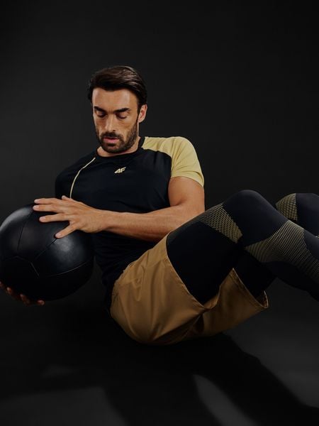 4F Koszulka trenignowa regular szybkoschnąca męska - czarna L. Czarne t-shirty 4F, bez wzorów, bez ramiączek, na fitness i siłownię. Za 129.99 zł.