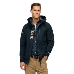 Kurtka przeciwdeszczowa z kapturem i haftowanym logo Superdry Ultimate. Niebieskie kurtki Superdry, m, bez wzorów, z materiału, z kapturem. Za 556.55 zł.